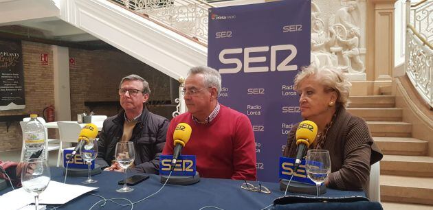 El vicepresidente del Paso Morado, José María García Vaíllo, junto a la presidente de la Archicofradía de Jesús Resucitado, Irene Mondéjar