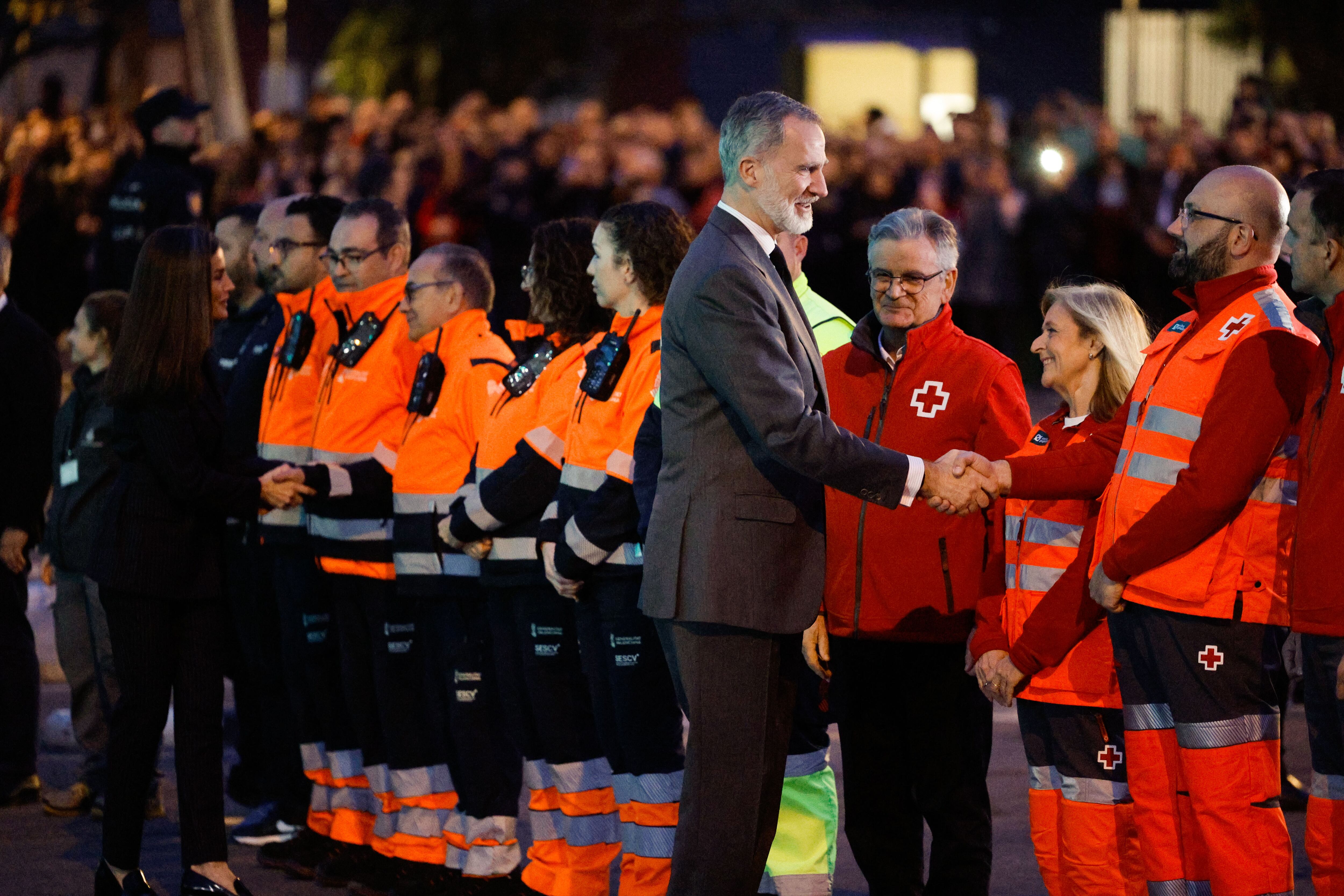 GRAFCVA8748. VALENCIA, 26/02/2024.- Los reyes Felipe (d) y Letizia (i) saludan a miembros de los servicios de emergencia en el Palau de la Música de Valéncia, donde mantiene una reunión con afectados por el devastador incendio de un edificio en el barrio de Campanar de Valencia. EFE/Kai Forsterling