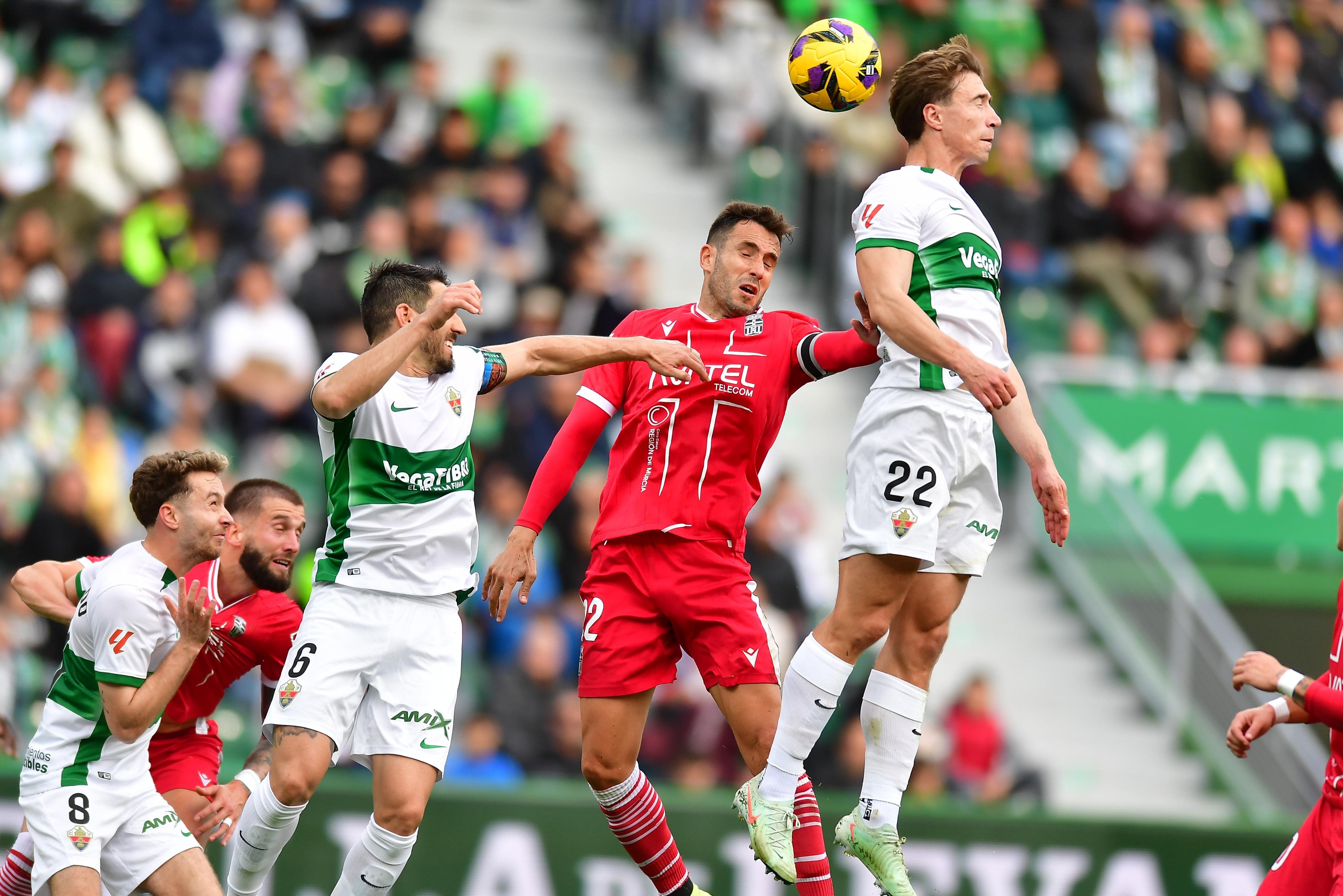 Kiko Olivas va al salto con un jugador del Elche