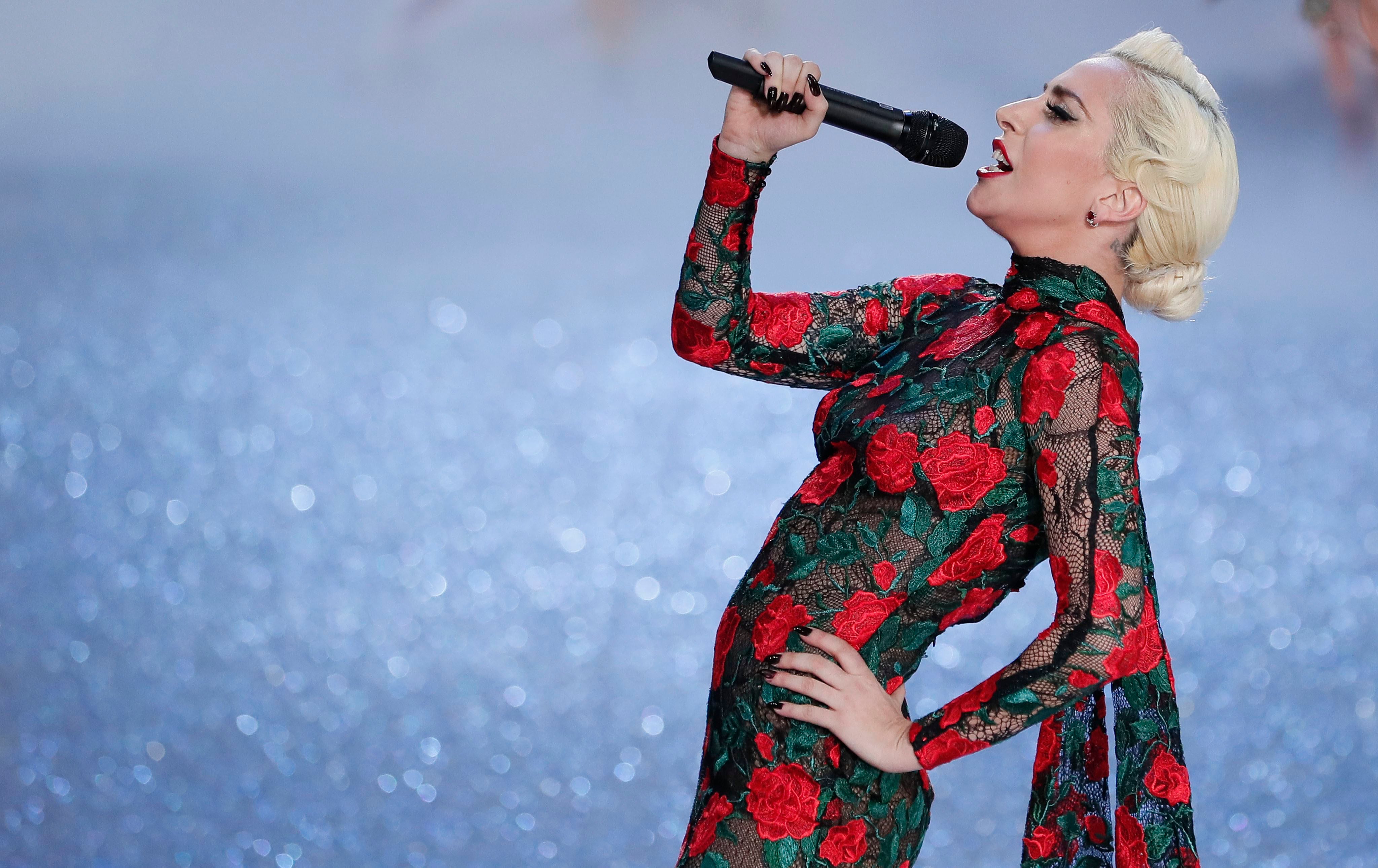 Lady Gaga luce un diseño de la firma española YolanCris durante el desfile de Victoria's Secret el 30 de noviembre de 2016, en el Gran Palacio de París (Francia)