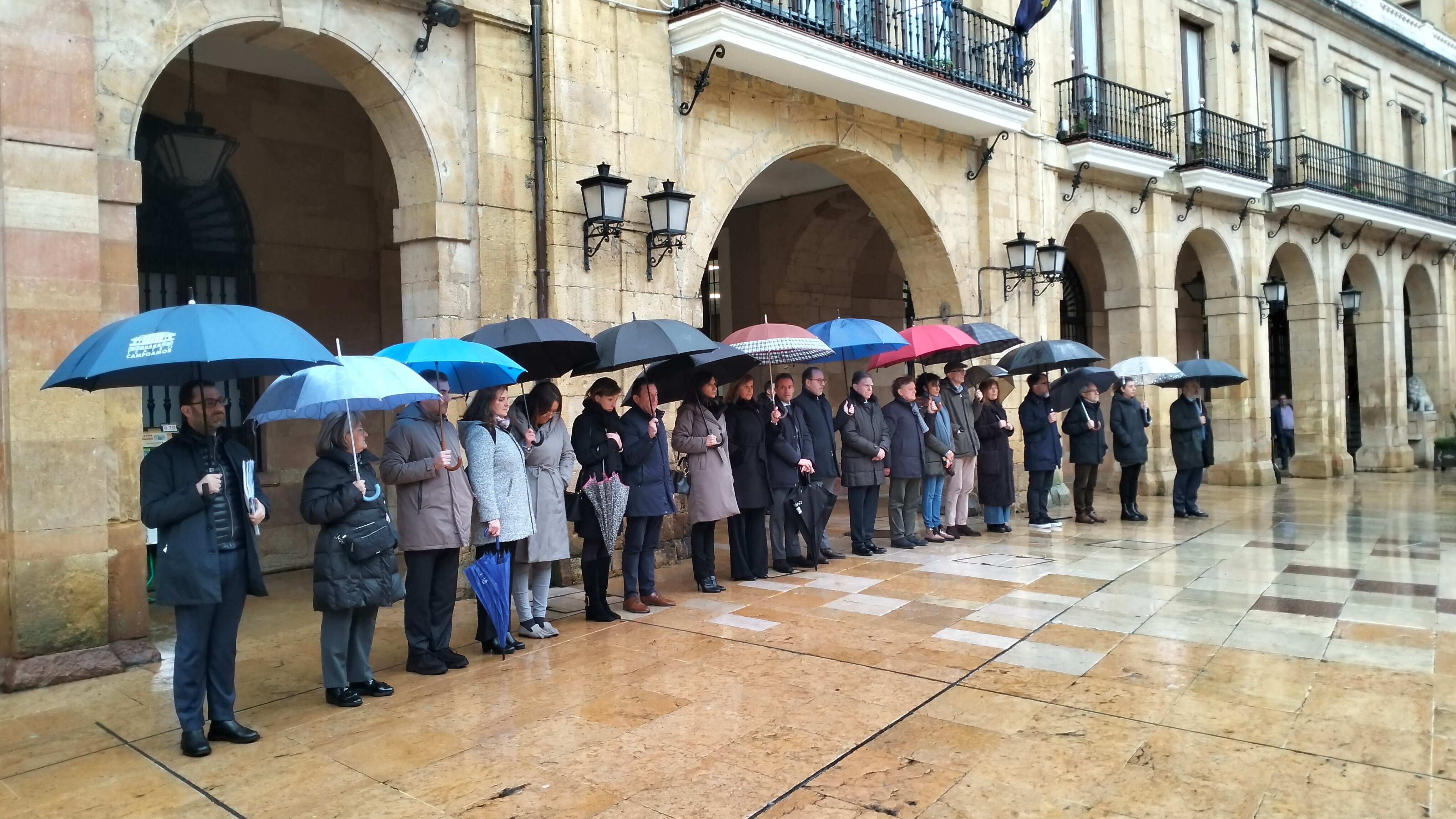 El Ayuntamiento de Oviedo guarda el minuto de silencio en recuerdo a las víctimas del incendio de Valencia