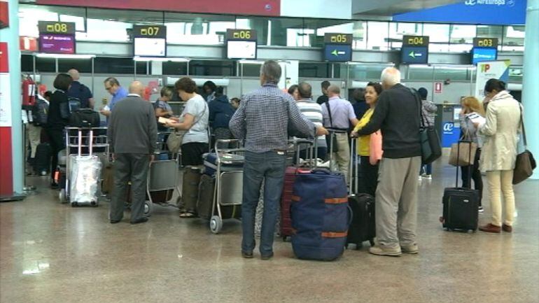 Viajeros facturando en Peinador.