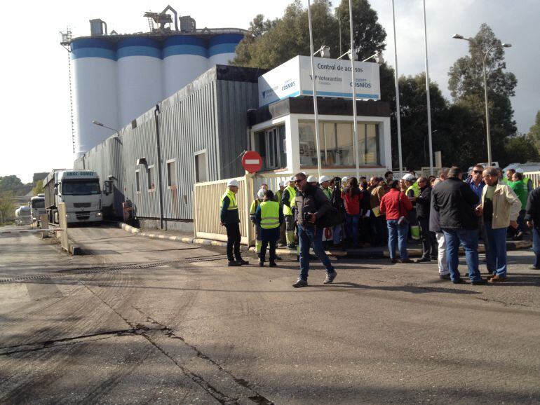 Primera concentración de los trabajadores de COSMOS a las puertas de la factoría