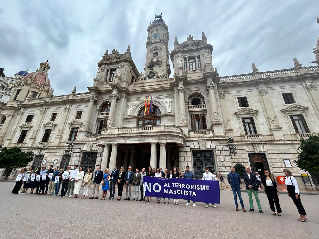 Concentración contra la violencia de género en el Ayuntamiento de València