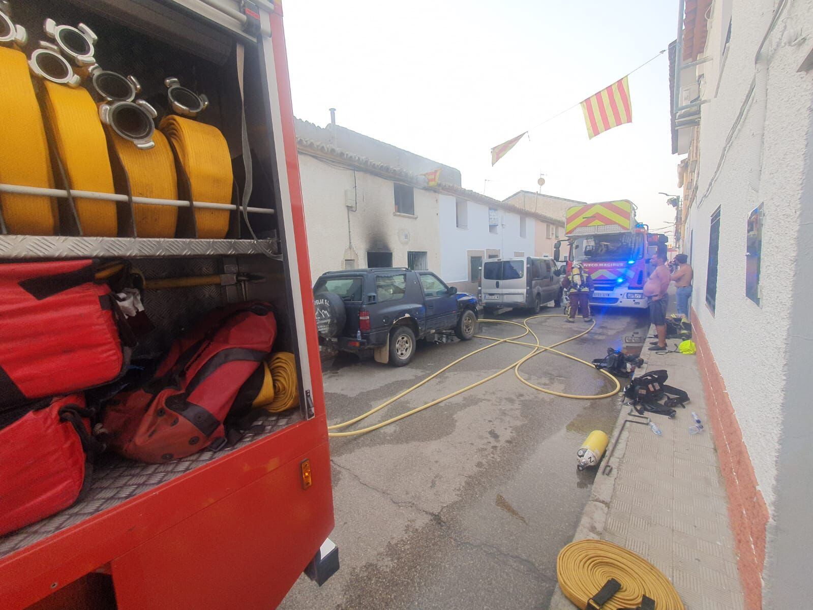Bomberos de Huesca sofocando un fuego en Gurrea de Gállego