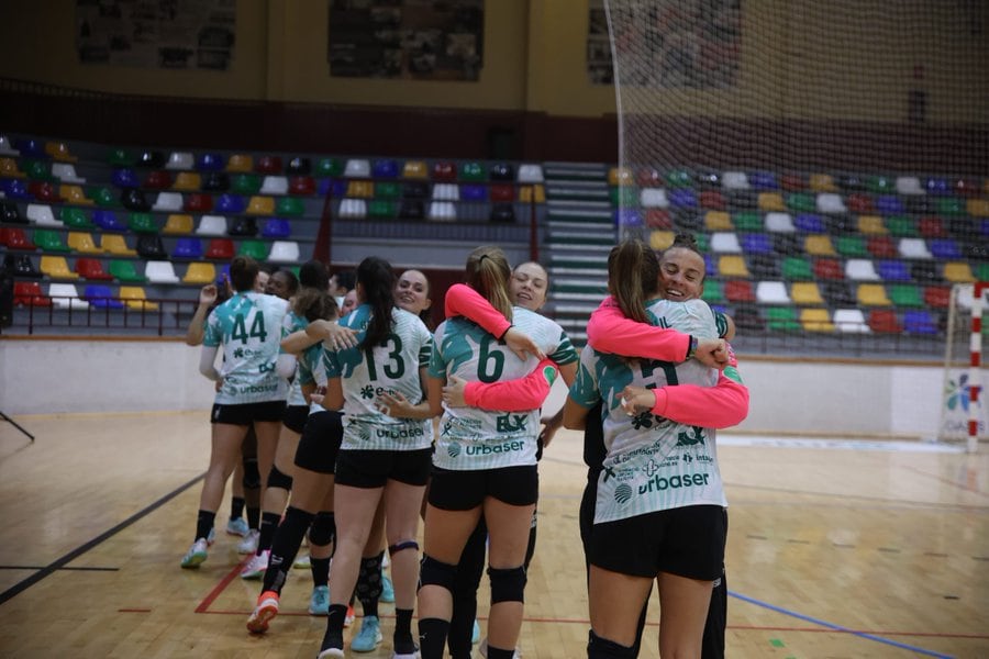 Las jugadoras del Elche Atticgo celebran su pase a octavos de la European Cup