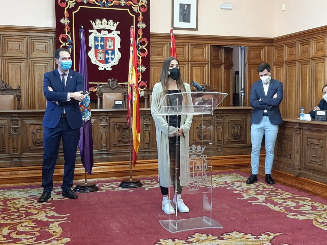 La atleta Marta García ha sido objeto de un sencillo homenaje en el Ayuntamiento de Palencia