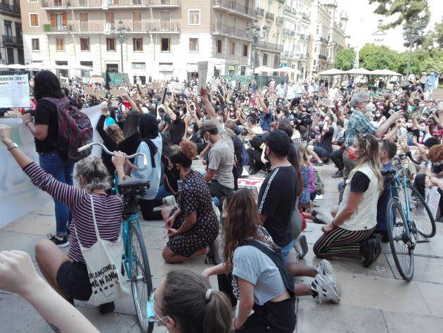 Concentración en la Plaza de la Virgen en memoria de George Floyd, de las vidas negras y contra el racismo