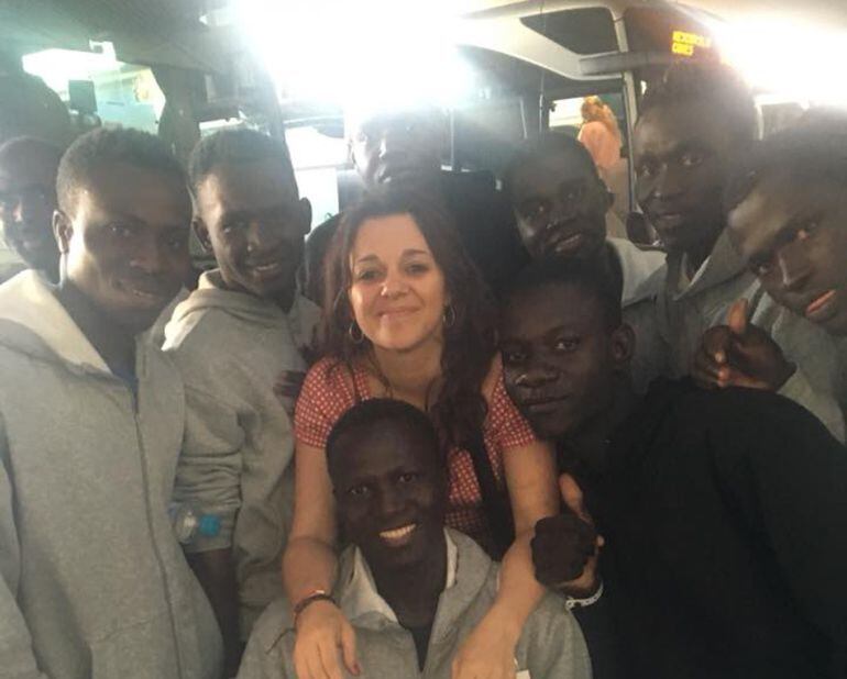 La concejala de Derechos Sociales de Granada, Jemi Sánchez, este miércoles con los inmigrantes procedentes de Mali en la Estación de Autobuses de Granada