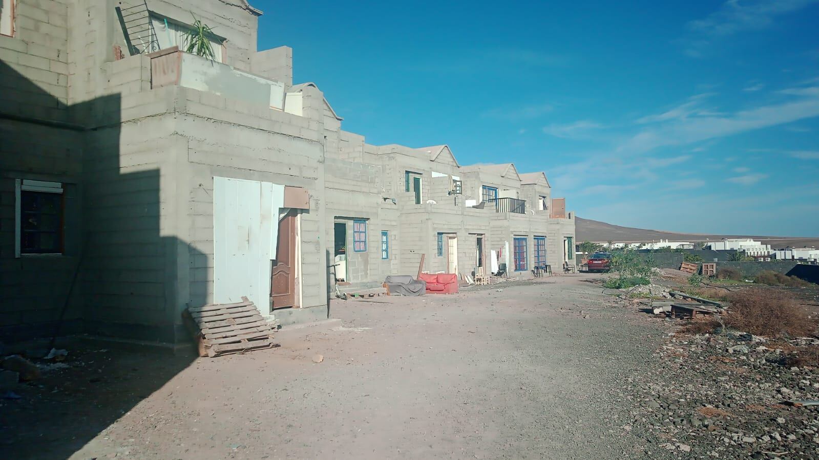 Algunas de las viviendas ocupadas en Playa Blanca.