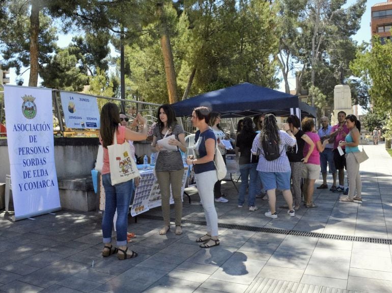 Evento organizado por la Asociación de Personas Sordas de Elda y Comarca en la Plaza Castelar de Elda