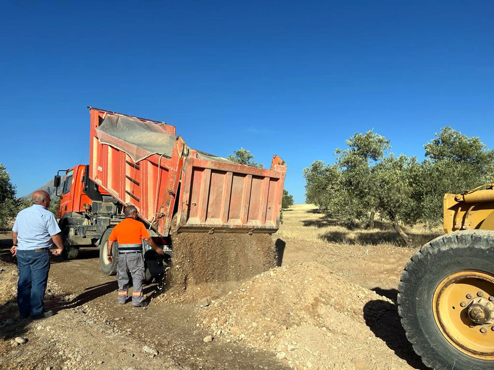 Trabajos en uno de los caminos en Bedmar y Garcíez