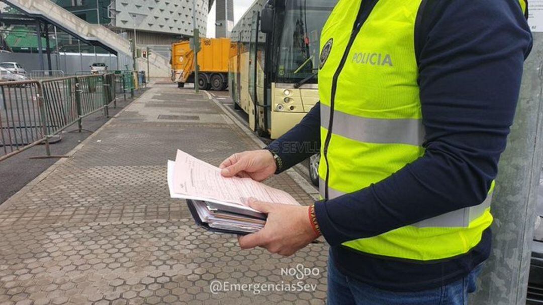 Uno de los agentes del dispositivo de inspección de transporte escolar