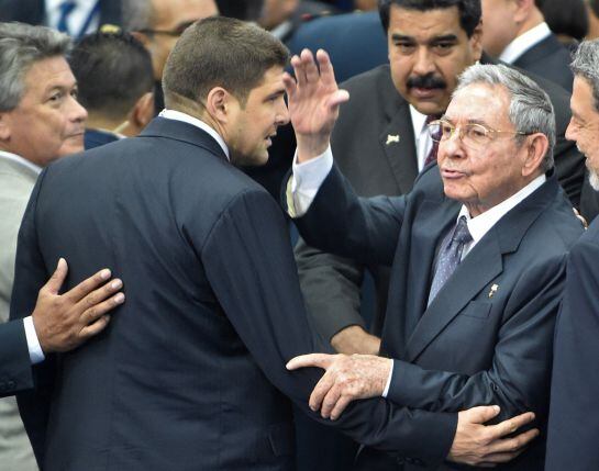 Cuba&#039;s President Raul Castro (R) waves to journalists as Venezuela&#039;s President Nicolas Maduro looks on after the family picture of the VII Americas Summit in Panama City on April 11, 2015. AFP PHOTO / Rodrigo ARANGUA