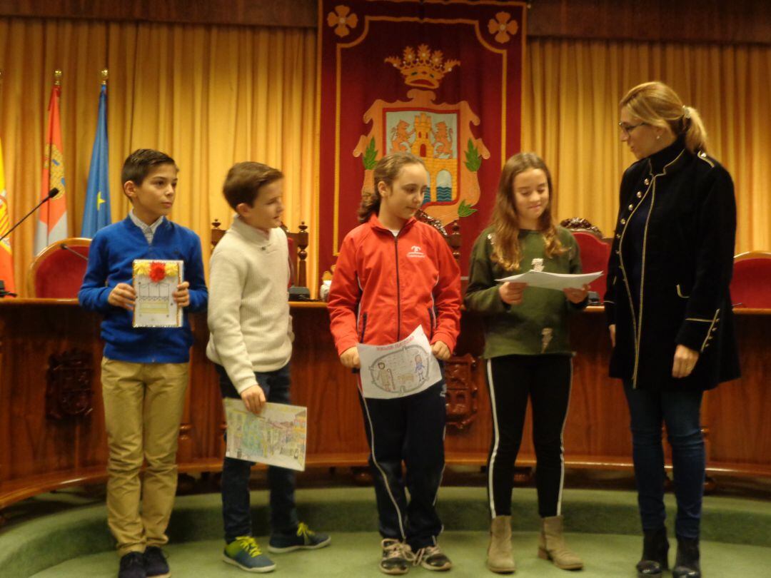 Los premiados posan con sus dibujos con la alcaldesa