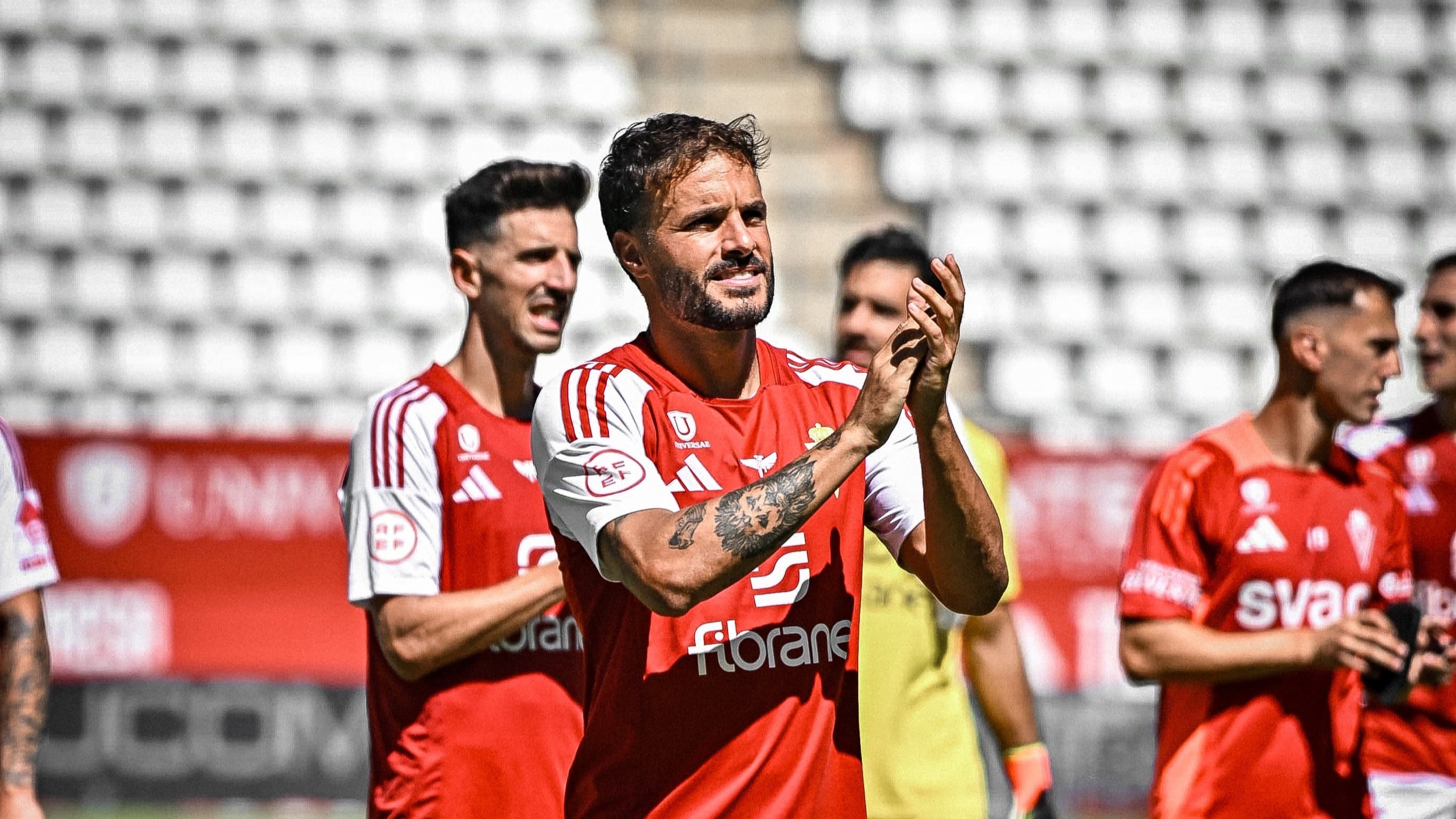 Pedro León festeja con el Real Murcia en el Enrique Roca.