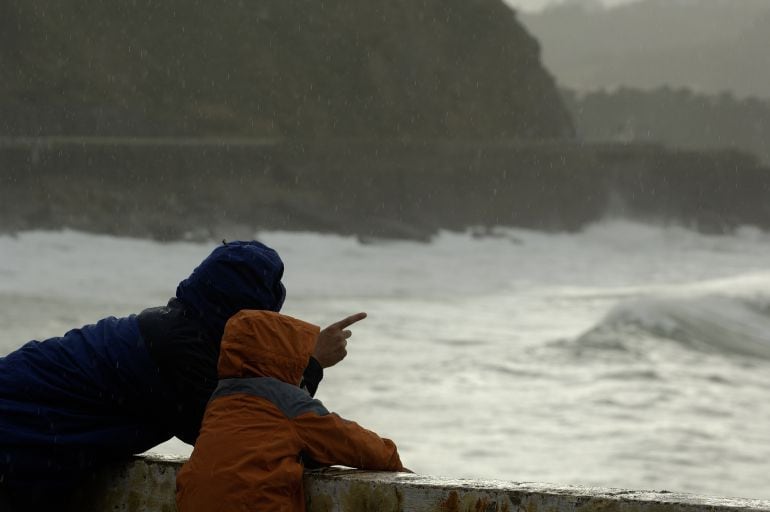 Un padre y un hijo observan el oleaje en Zumaia, en una imagen de archivo.