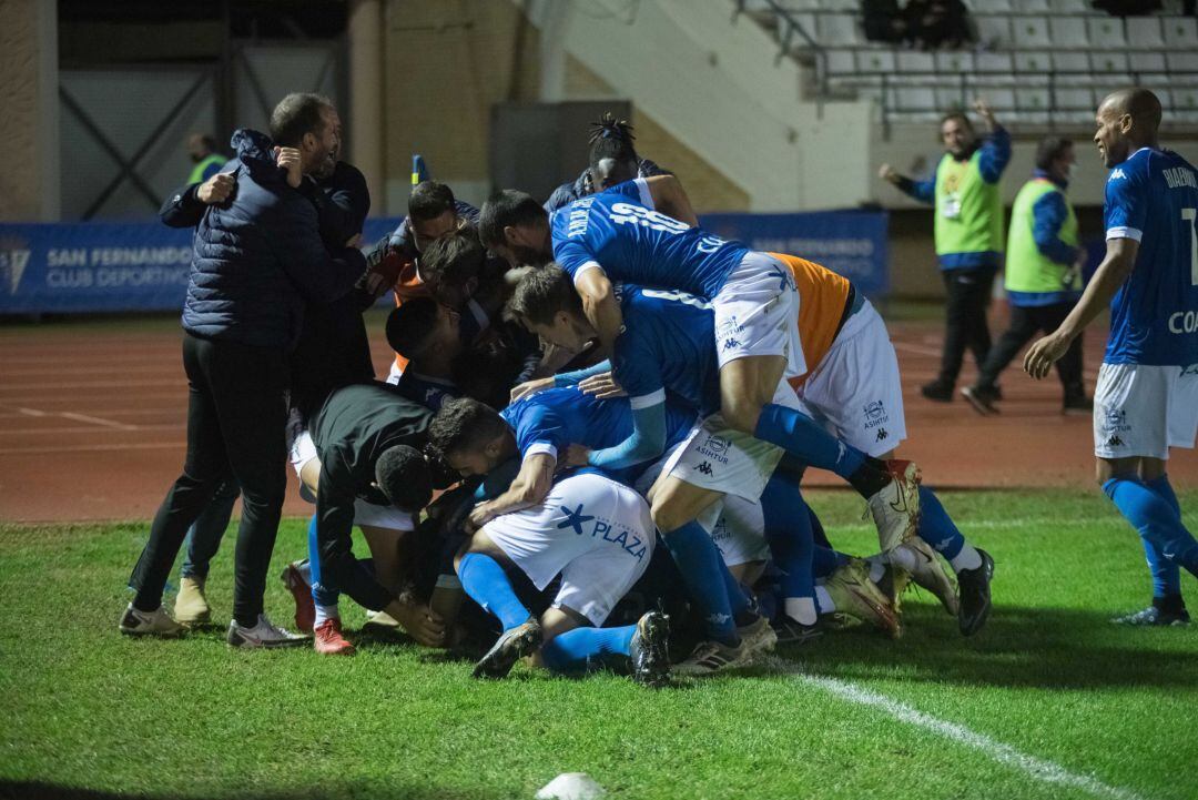 Jugadores del San Fernando celebrando uno de los goles ante el Sanluqueño