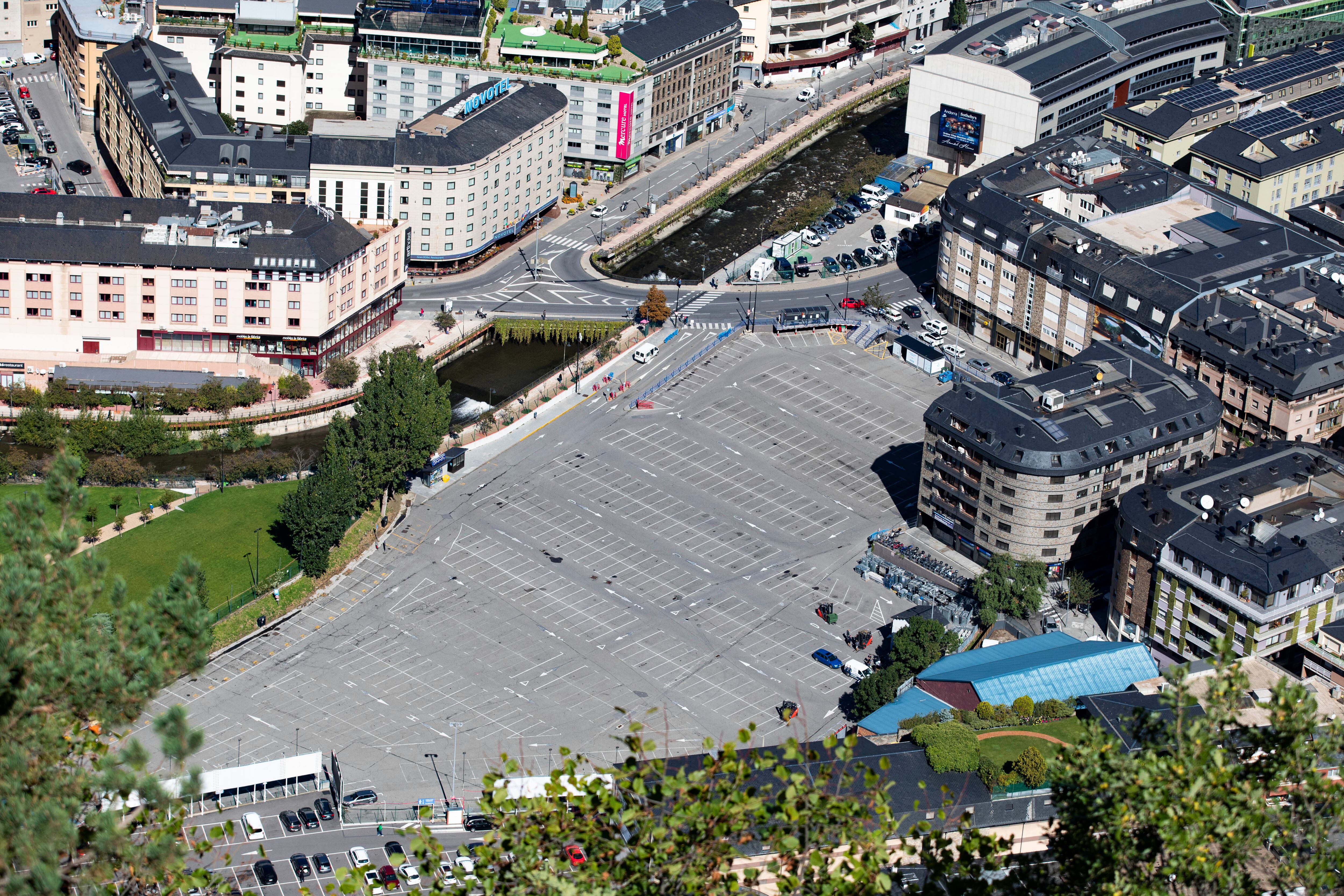 Vista aèria de l'aparcament del parc Central ja tancat per acollir la Fira