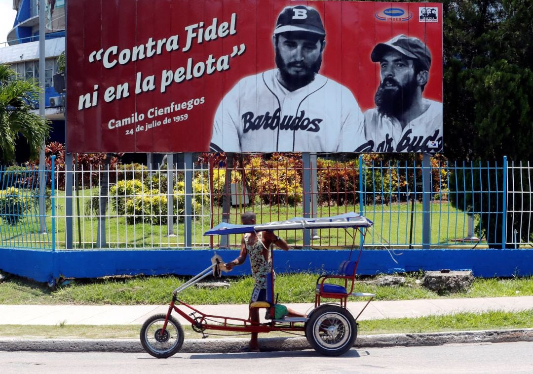  En Cuba un cartel conmemorativo de la revolución cubana, al cumplirse el 93 aniversario del nacimiento de Fidel Castro que murió hace tres años. 