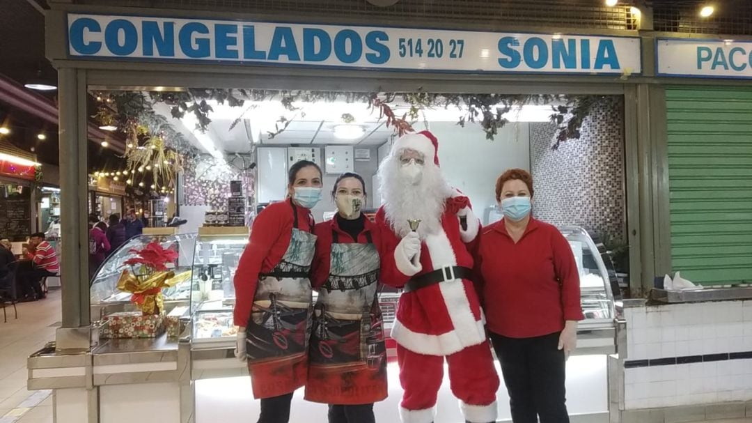 Papá Noel con tres vendedoras del Mercado Central de Alicante