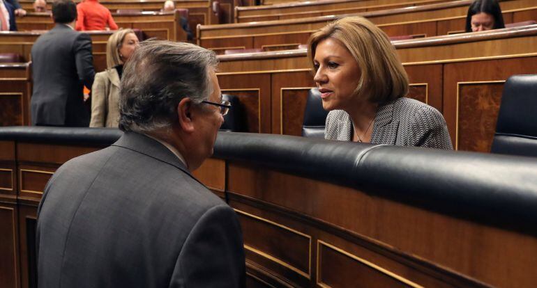 Los ministros de Interior, Juan Ignacio Zoido (i), y de Defensa, María Dolores de Cospedal, momentos antes del comienzo de la sesión al Ejecutivo celebrada en el Congreso