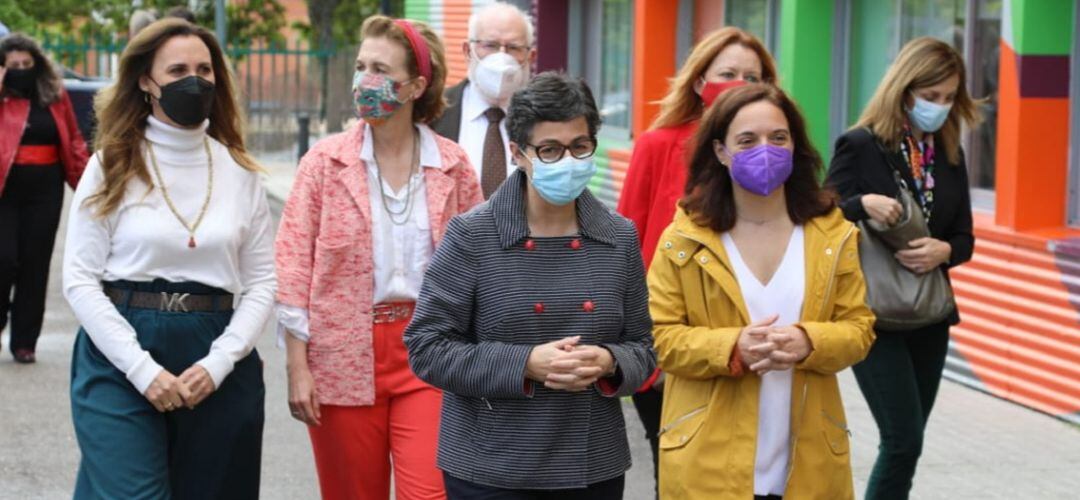 La ministra de Asuntos Exteriores junto con la alcaldesa de Getafe antes de entrar en el edificio que la Comisión Española de Ayuda al Refugiado tiene en la ciudad.