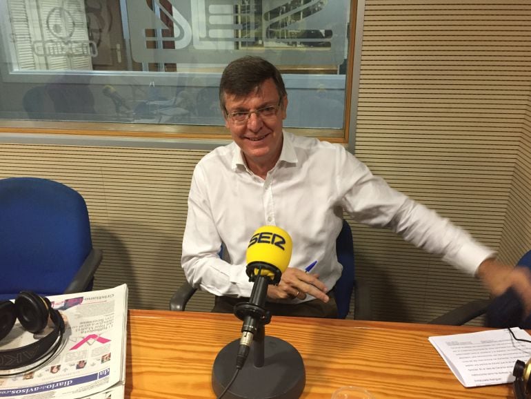 El responsable de Fomento del Cabildo de Tenerife, Miguel Becerra, en los estudios de Radio Club Tenerife. 