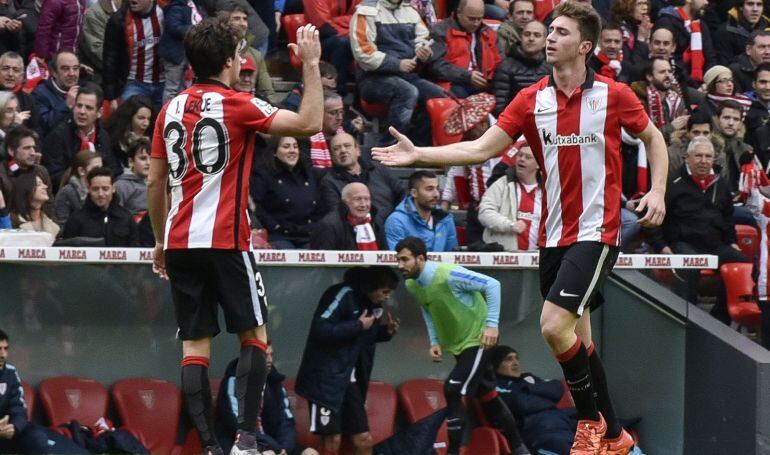 El Athletic celebra el tercer gol, de Laporte, frente al Villarreal durante el partido de ida de octavos de final de la Copa del Rey