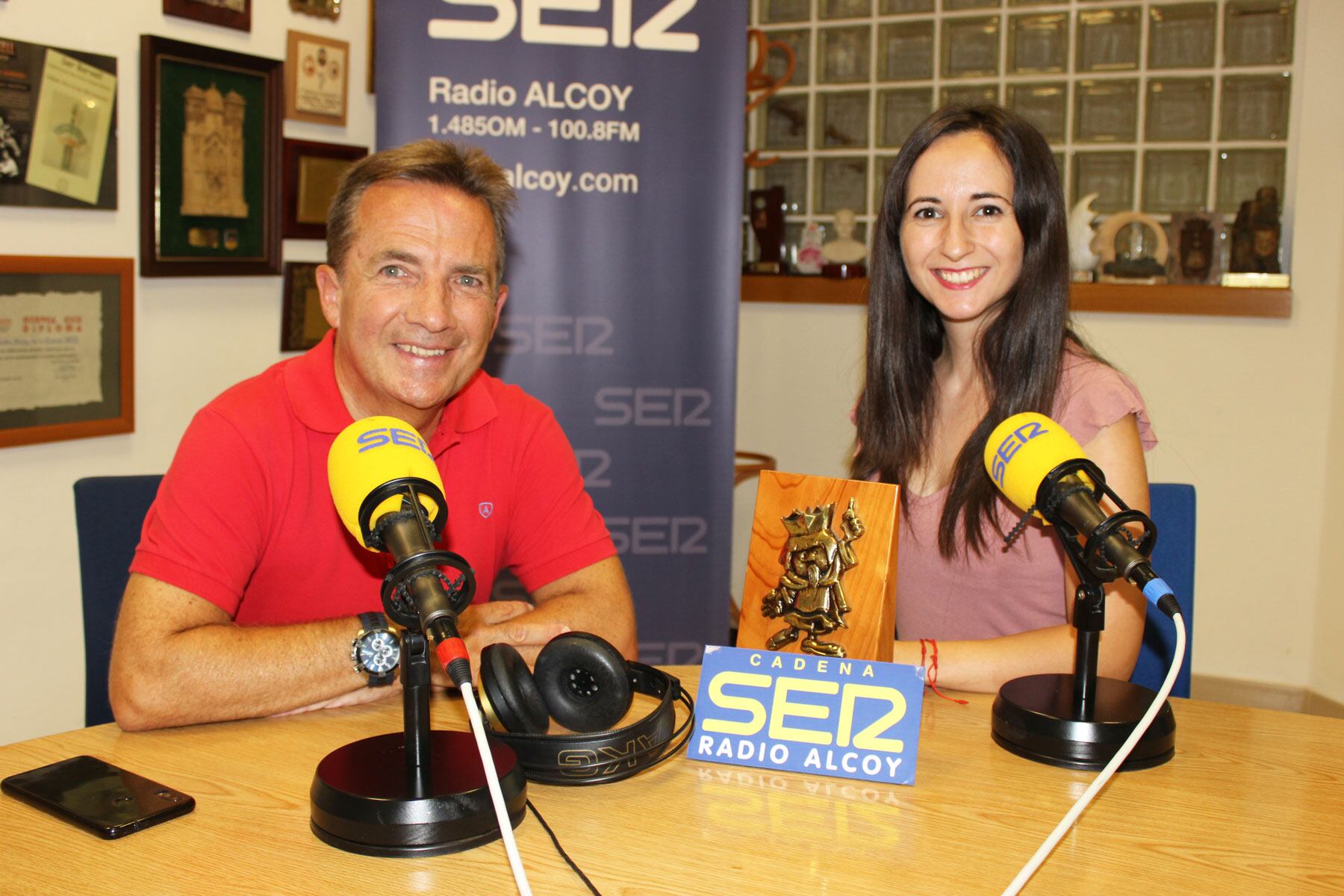 Jorge Ponsoda y Noemí Fraj en el estudio central de Radio Alcoy con una imagen del símbolo de Tesalín