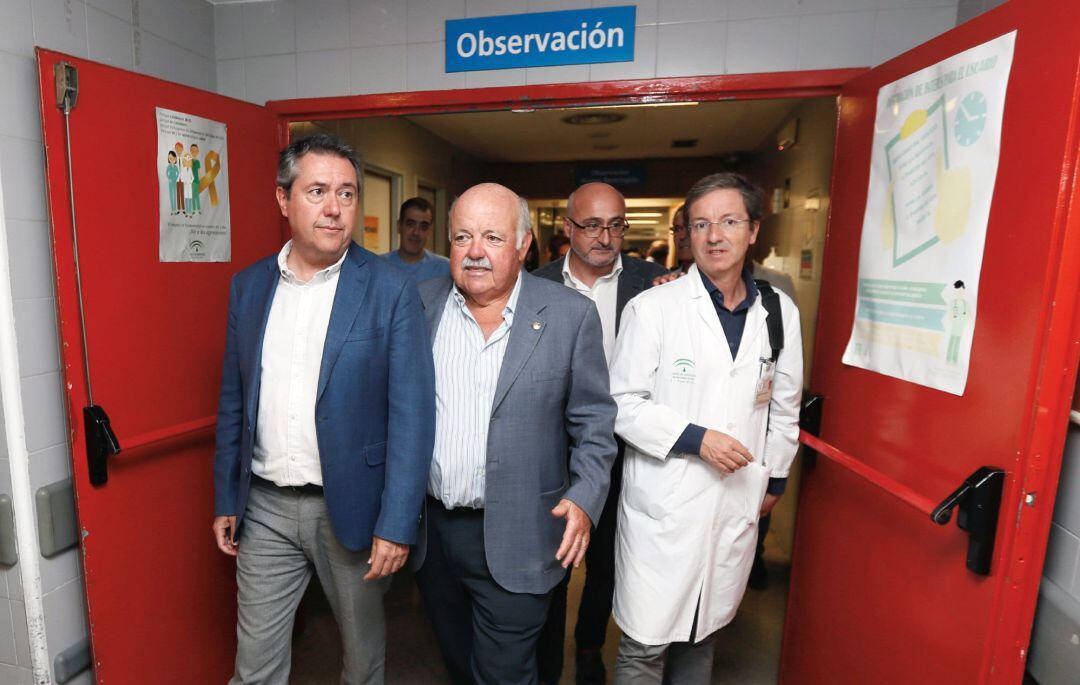 El alcalde de Sevilla, Juan Espadas (PSOE) (i), con el consejero de Salud y Familias de la Junta de Andalucía, Jesús Aguirre (c), y el portavoz de la Junta de Andalucía para este brote de listeriosis, José Miguel Cisneros