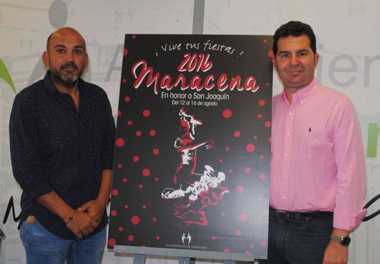 El alcalde de Maracena (Granada), Noel López (d), en la presentación del cartel de las fiestas de las localidad