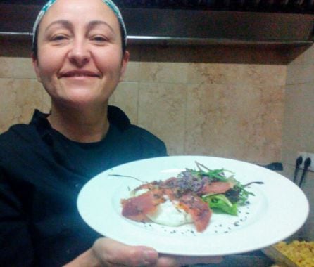 Chary, en la cocina, con unos huevos con jamón