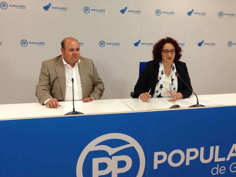Rueda de prensa de José Robles y Rosa Fuentes en el PP de Granada