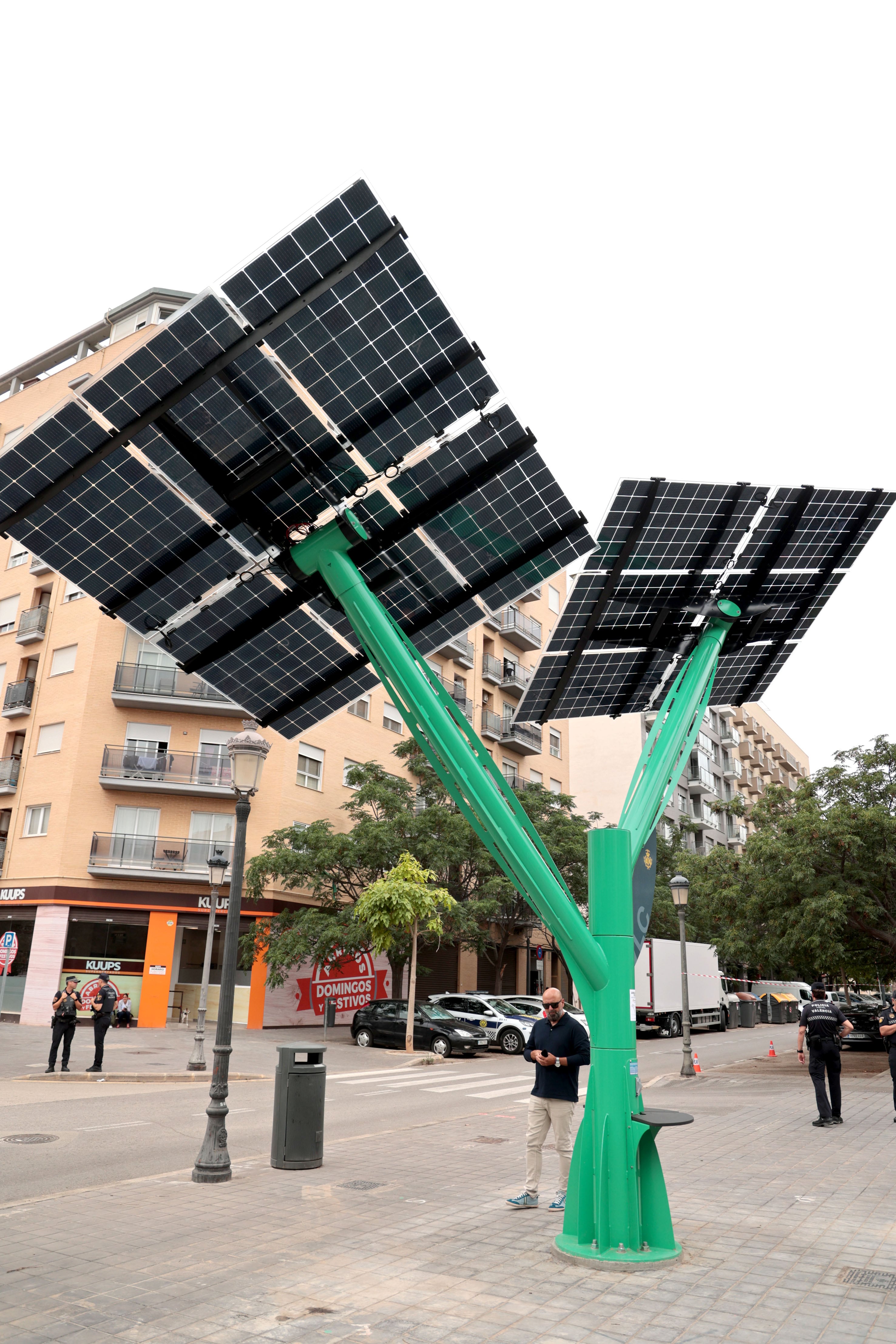 Uno de los cuatro árboles fotovoltaicos en la ciudad de València para recargar dispositivos móviles y pequeños vehículos eléctricos