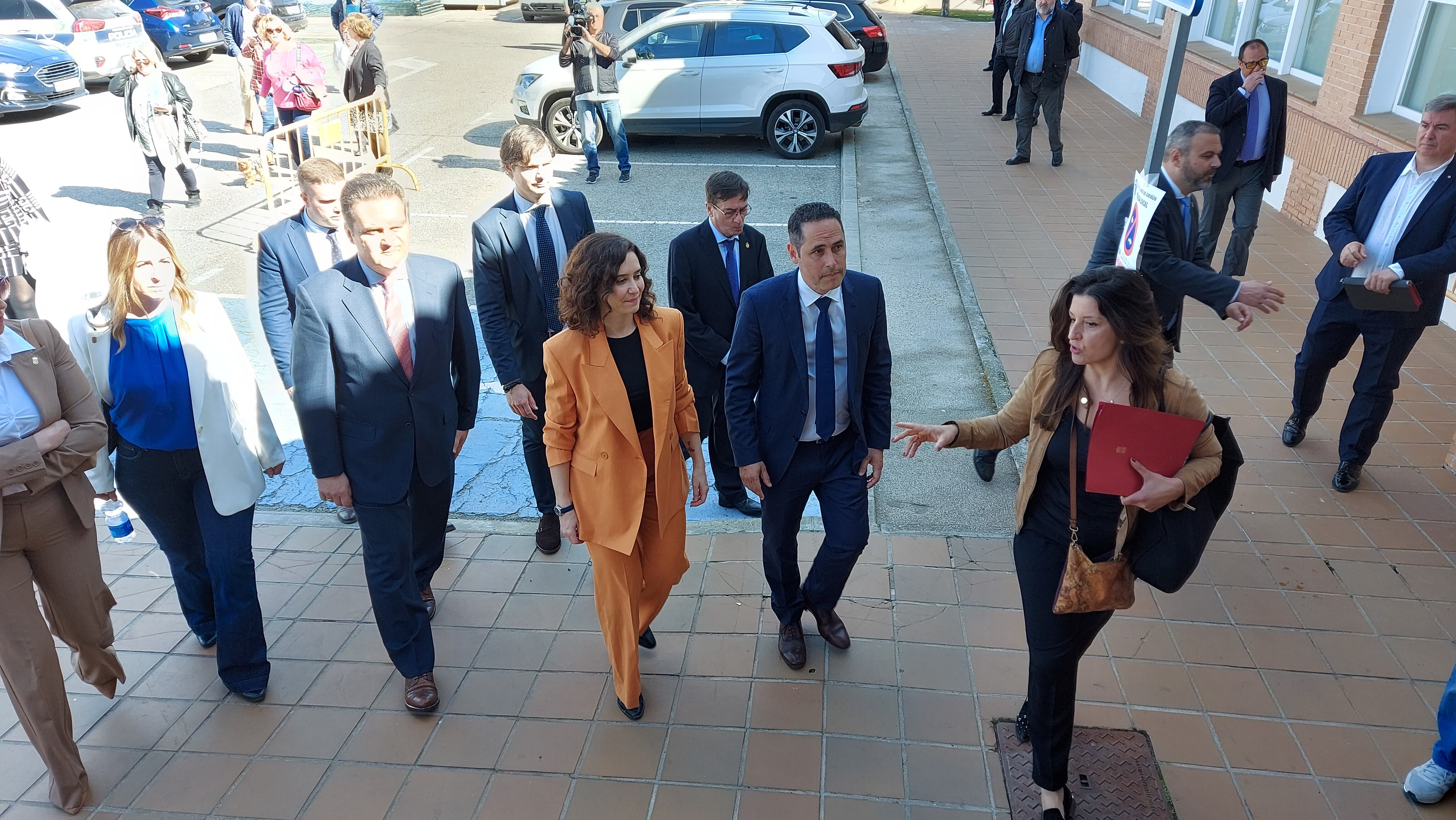 Isabel Díaz Ayuso y el alcalde de Griñón, José María Porras, a su llegada al Centro de Recursos Juveniles del municipio