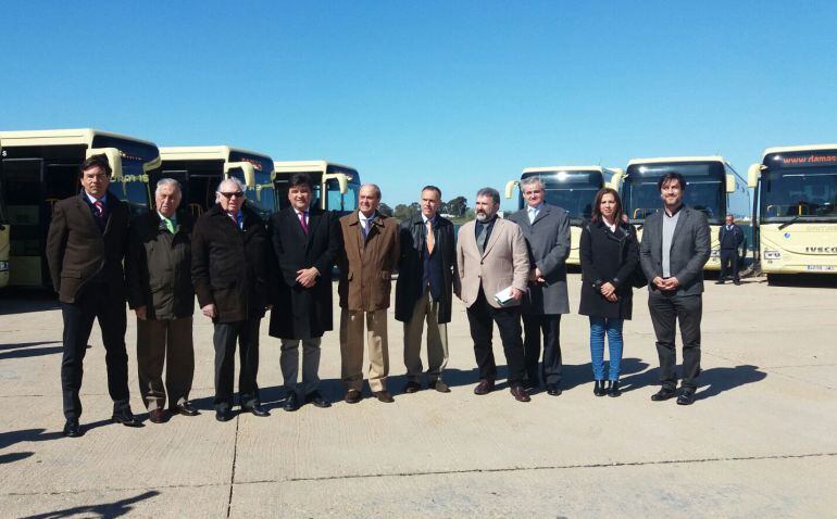 Representantes politicos en la presentacion de los nuevos autobuses de Damas. 