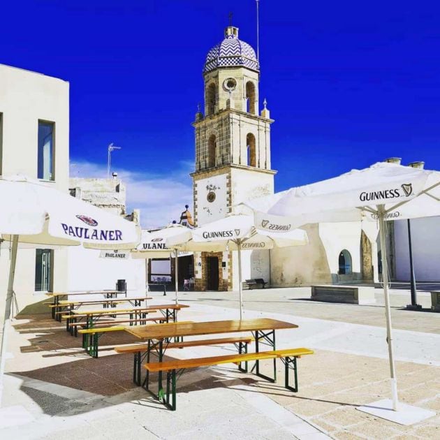 Terraza de The German Restaurant, junto al mercado de abastos de Rota