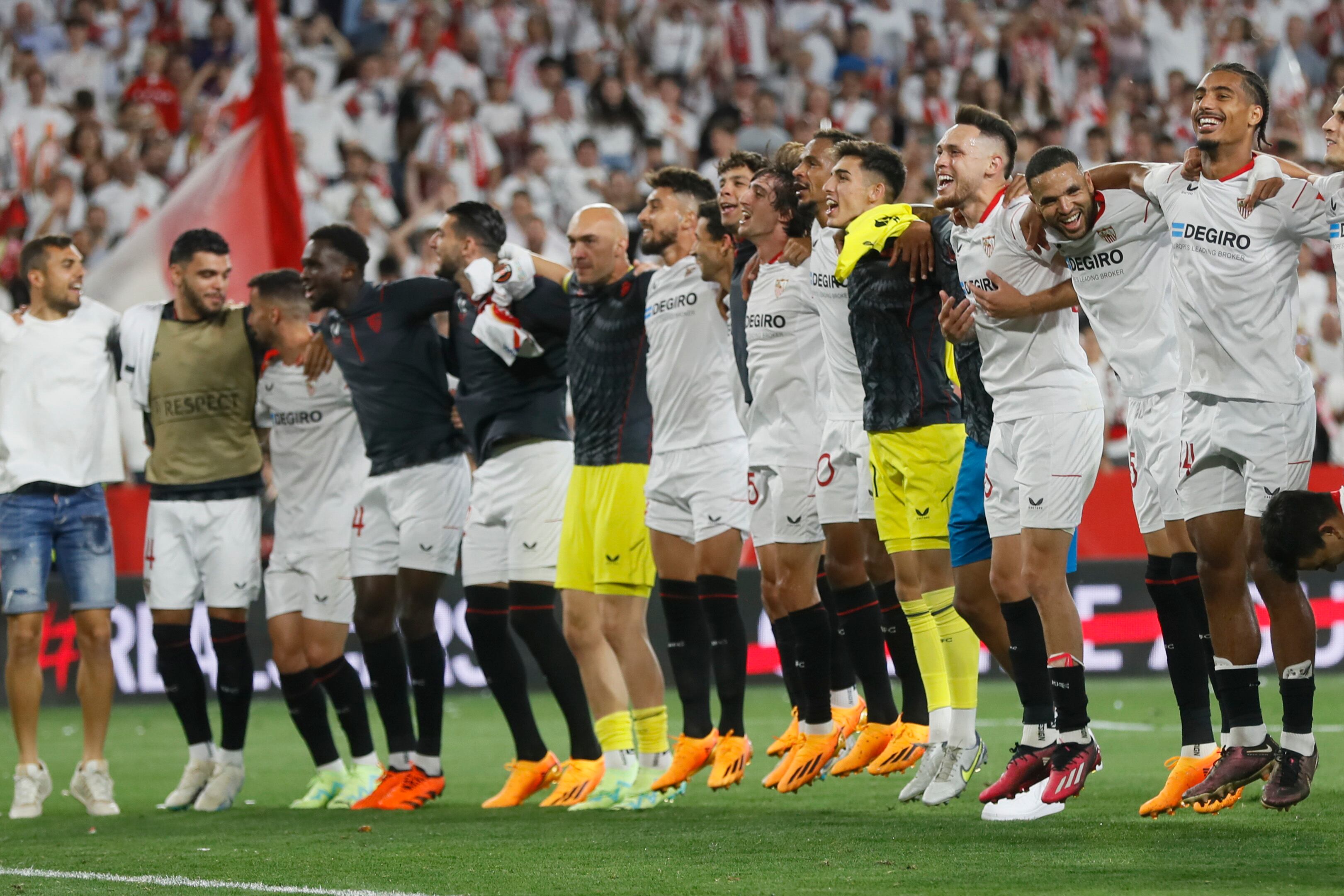 SEVILLA, 20/04/2023.- Los jugadores del Sevilla celebran la victoria con la afición tras el partido de vuelta de cuartos de final de Liga Europa que enfrentó este jueves al Sevilla FC y al Manchester United en el estadio Ramón Sánchez-Pizjuán de la capital hispalense. EFE/Fernando Bizerra
