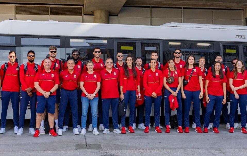 Sergi Llull (el primer per la dreta a la segona fila) ja ha viatjat amb tot l'equip a París per disputar els JJOO.