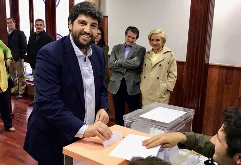 Fernando López Miras vota en la sede del PP de Lorca, donde está afiliado