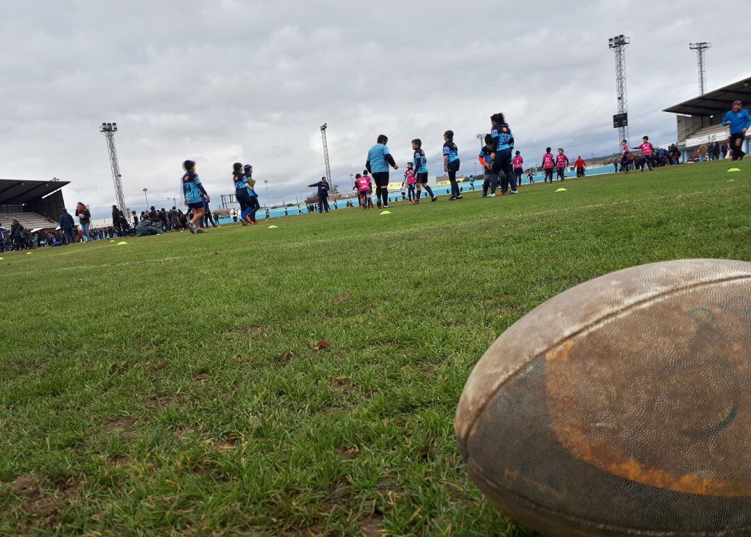 Los pequeños jugadores disfrutaron del rugby en el campo de El Montecillo.