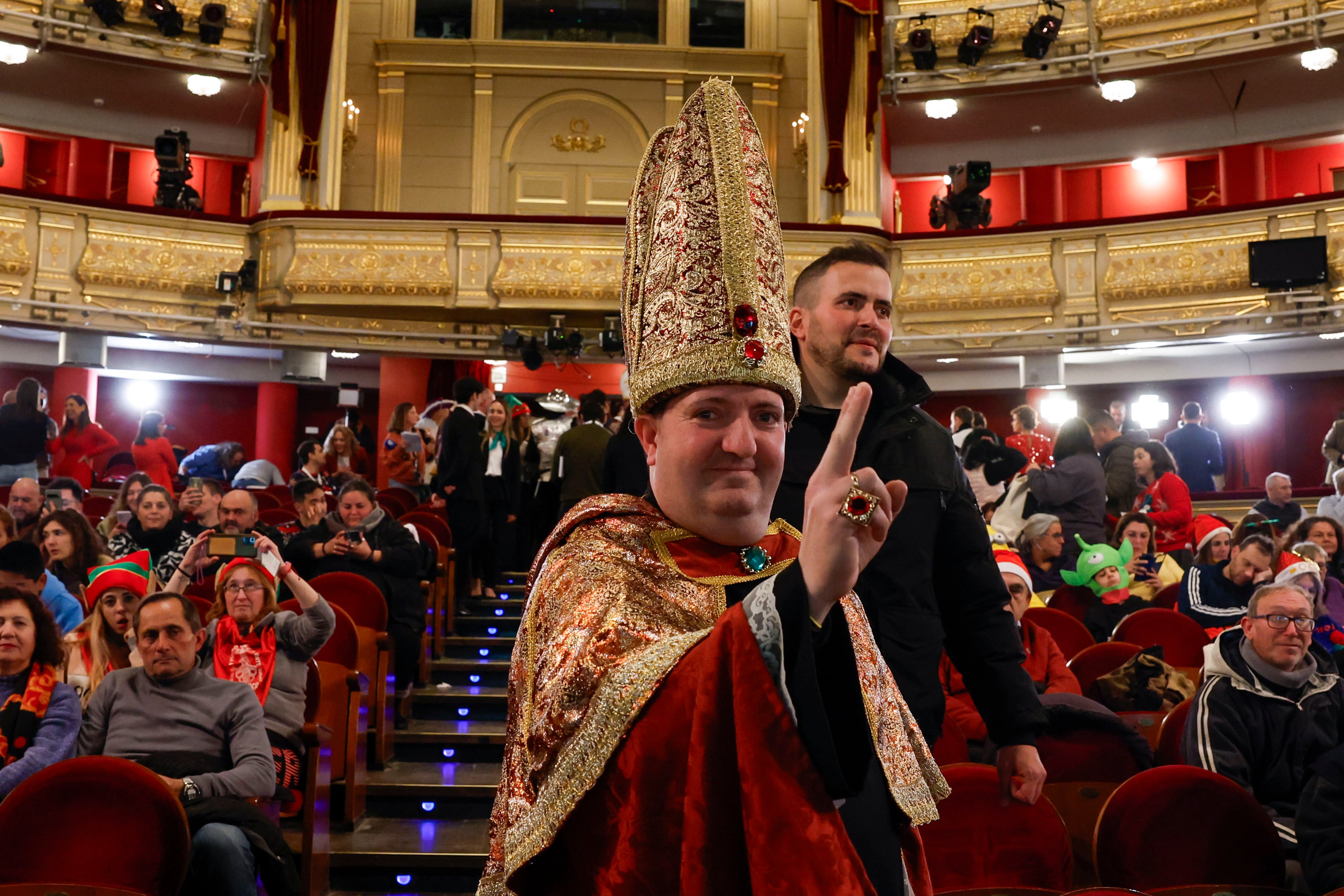 Un hombre disfrazado asiste en el Teatro Real de Madrid al sorteo extraordinario de Navidad de la Lotería Nacional donde se reparen 2.500 millones de euros.