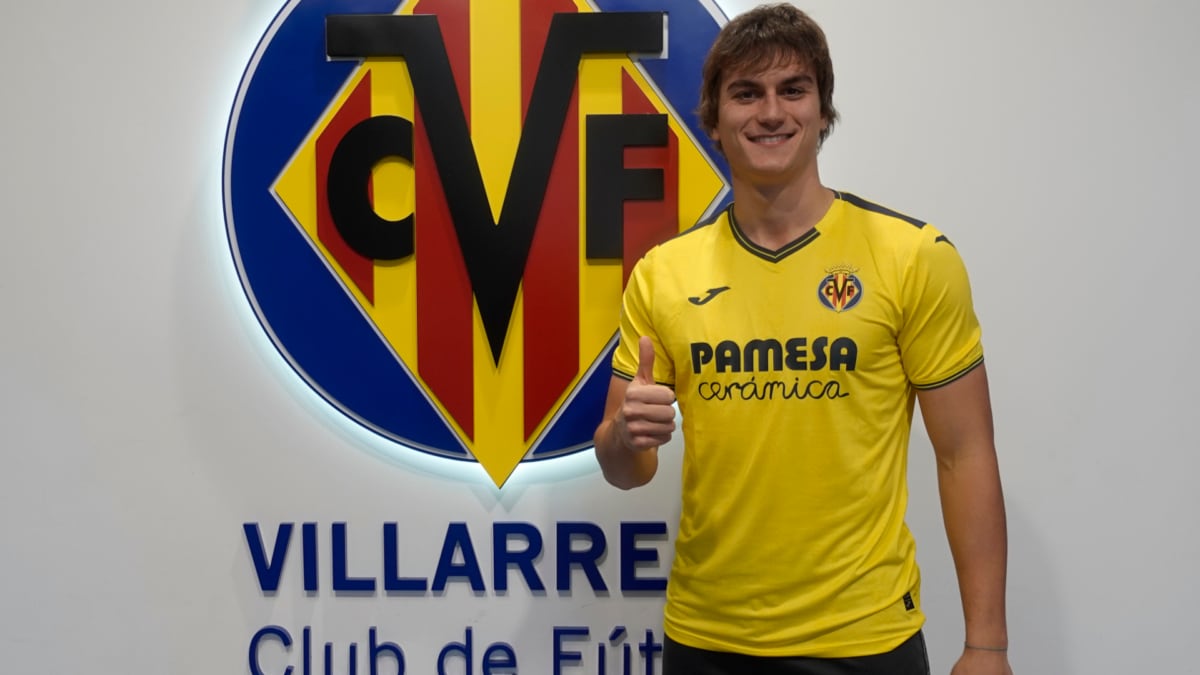 Slavy posa frente al escudo del Villarreal / Villarreal CF