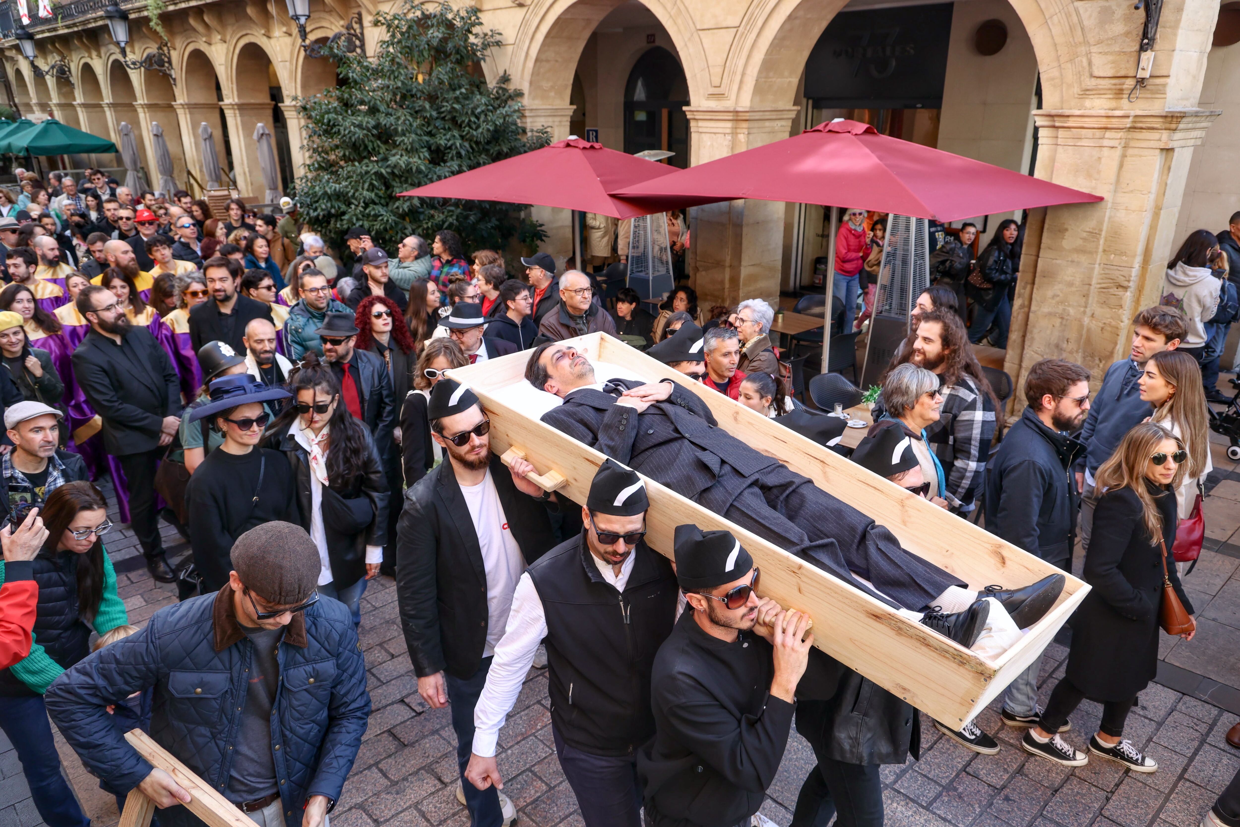 LOGROÑO, 02/11/2025.- Las calles de Logroño se llenan de música con un funeral de Nueva Orleans, protagonizado por Dixiemulando, este domingo. Así arranca la V edición de la Semana de la Cultura del Jazz, RIOJAZZ, un festival que se consolida como una cita imprescindible para los amantes de este género musical, del 2 al 9 de noviembre, La Rioja se convertirá en epicentro del jazz con una programación variada y dirigida a todos los públicos. EFE/Raquel Manzanares