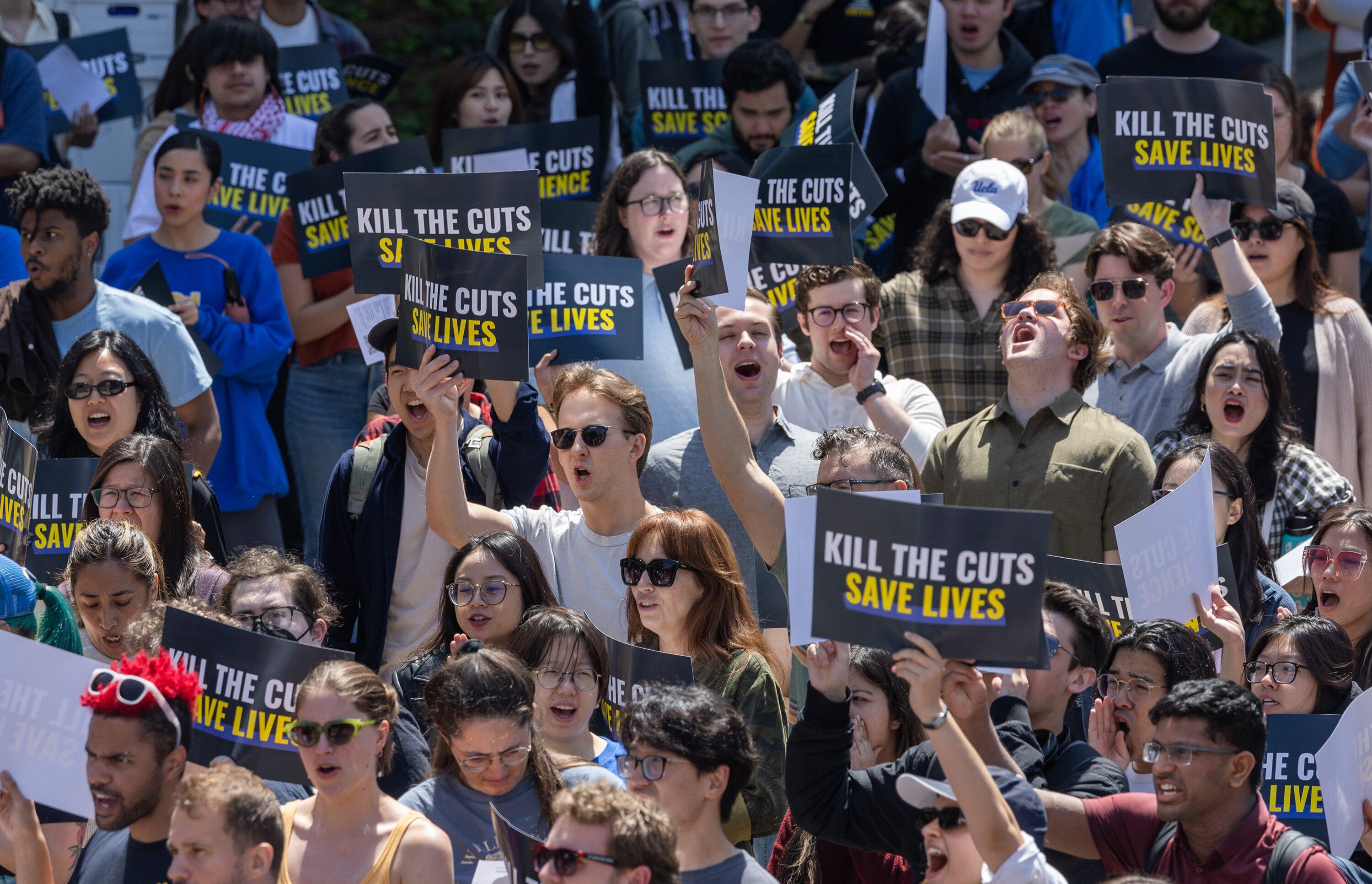 Una protesta en la UCLA contra los ataques de Trump a la investigación, la salud y la educación superior, el 8 de abril. Myung J. Chun / Los Angeles Times.