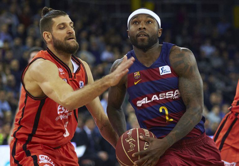 El base norteamericano del Barcelona Lassa Tyrese Rice con el balón ante el escolta francés del Valencia Basket Antoine Diot.