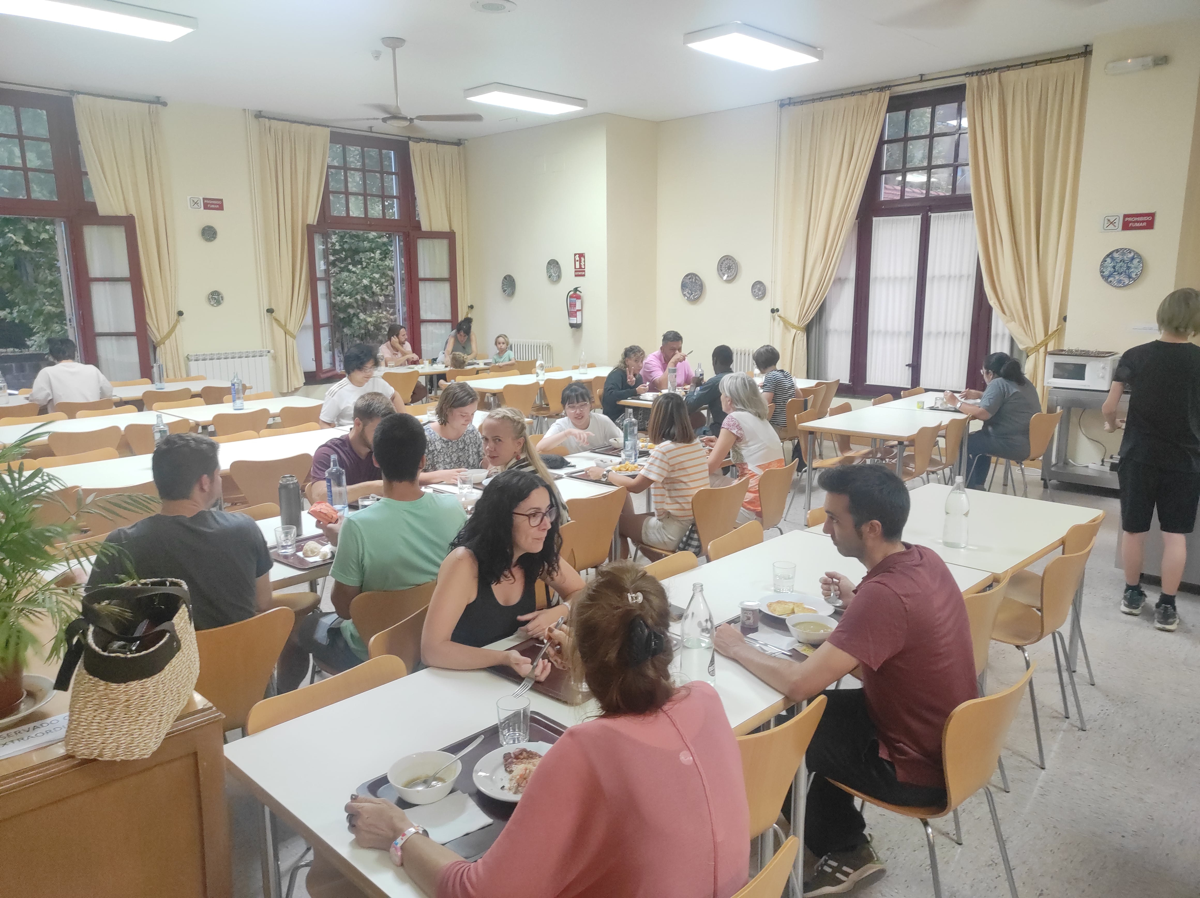 Un grupo de alumnos en el comedor de la Residencia universitaria de Jaca