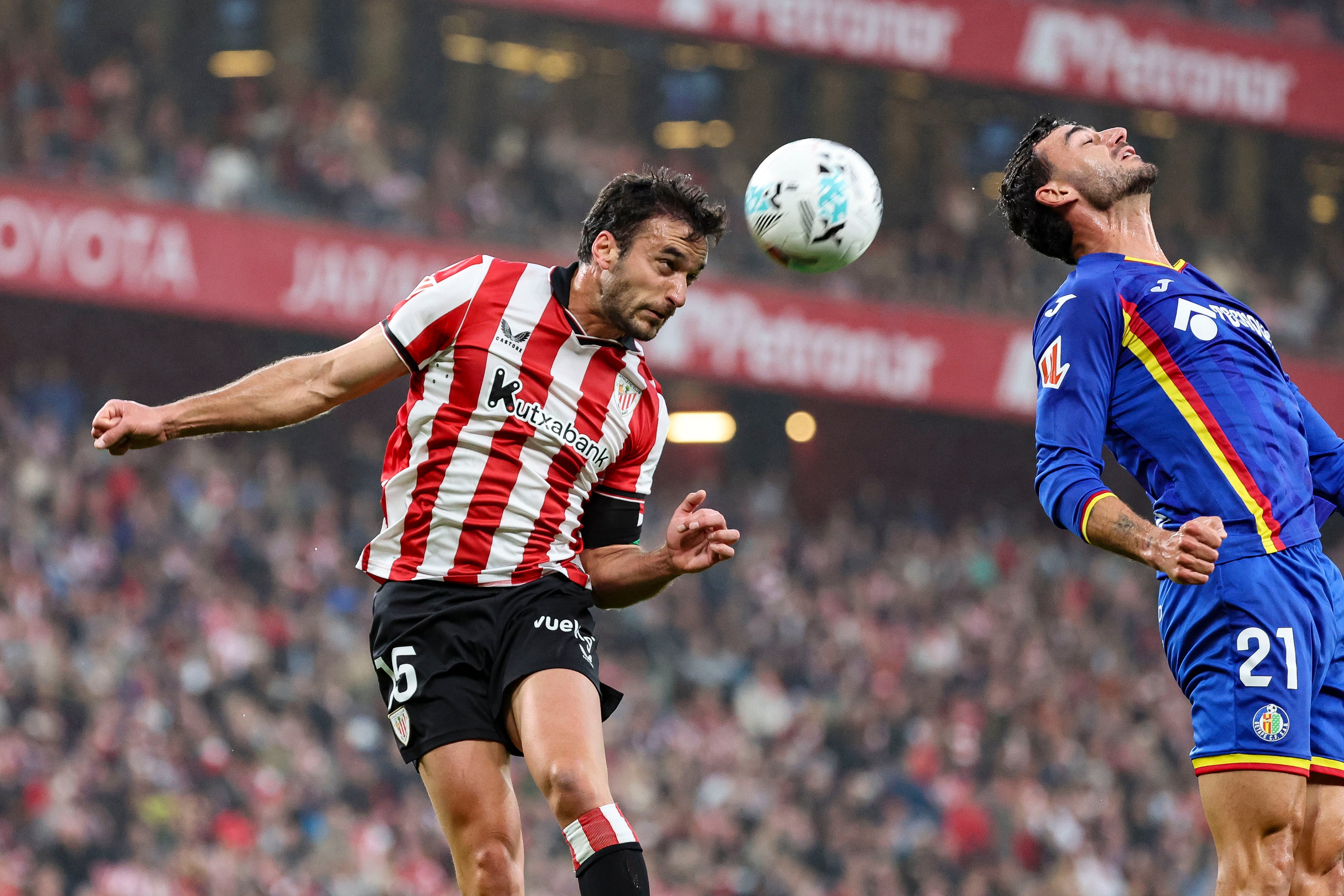 BILBAO, 25/10/2025.- El defensa del Athletic Íñigo Lekue (i) cabecea un balón ante Juan Iglesias, del Getafe, durante el partido de la décima jornada de La Liga EA Sports que Athletic Club y Getafe CF disputan este sábado en el estadio de San Mamés. EFE/Luis Tejido