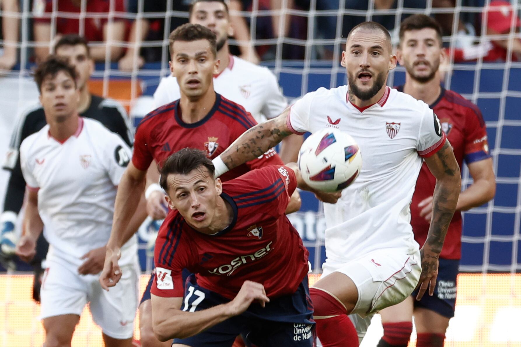 PAMPLONA, 23/09/2023.- El delantero croata del Osasuna Ante Budimir (i) trata de recuperar el balón ante el defensa serbio del Sevilla Nemanja Gudelj (d) durante el encuentro de la jornada 6 de LaLiga entre CA Osasuna y Sevilla FC celebrado este sábado en el estadio El Sadar de Pamplona. EFE/ Jesús Diges
